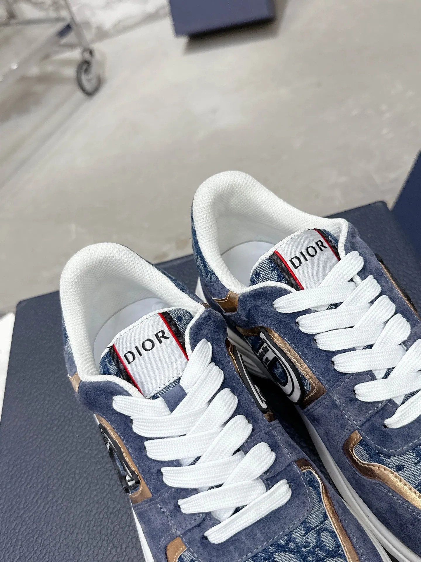 Men's men's shoes💰580💰 Dior Dior's latest color matching B30 series dad sneakers original 17960💰 purchased for development and production Brand new B30 sneakers Dad Shoes style shoes that follow the trend of the retro market The Dior logo on the tongue also indicates that this pair of shoes is the B30 model! B30 uses fine-textured leather and mesh cloth materials to form a shoe body. There are conspicuous letters CD on both sides of the shoe body to indicate identity. Many lines on the shoe body outline details to make the shoes look less monotonous and full of retro flavor. The delivery counter is exquisitely packaged🛍📦 ▪️Fabric: Original customized technical fabric + mesh ▪️Inner lining: Customized breathable lining ▪️Outsole: Original molded IP foam + TPU outsole ▪️Sole thickness: 3.5CM ▪️Size: Men's size 39-46 (Male size 38.45.46 customized)